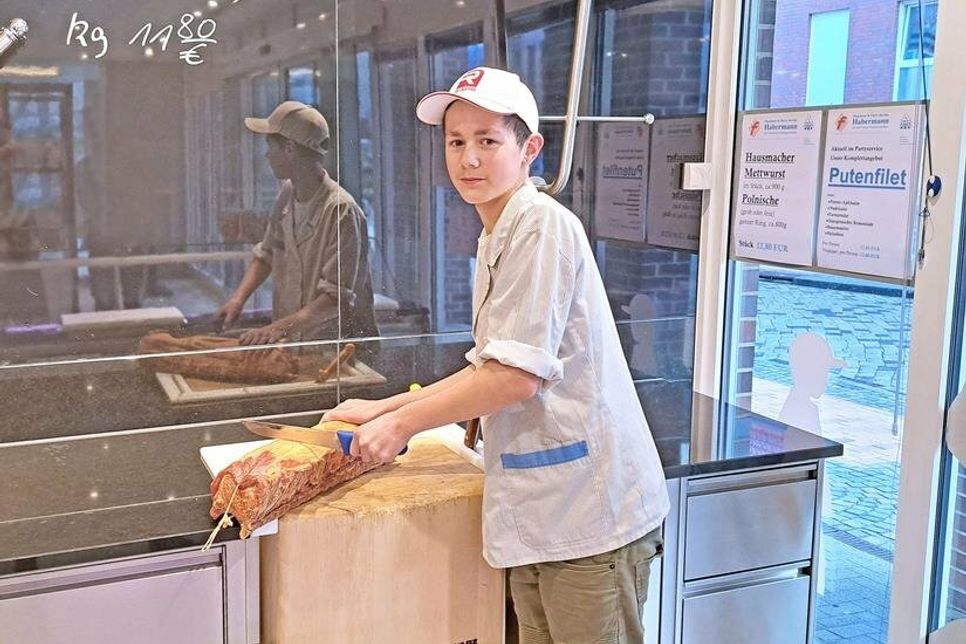 Dem 14-jährigen Giona La Monica macht die Arbeit in der Fleischerei Spaß.