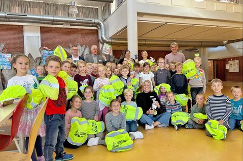 Über das „Kleine Zebra“ für die Erstklässler freuen sich Michael Nesemann (Schulleiter), Harald Poppe (Landesverkehrswacht), Daniel Schöning und Julia Treichel (Filiale Ahrensbök, Sparkasse Holstein) und die Abc-Schützen der vier ersten Klassen an der Arnesbokenschule in Ahrensbök.