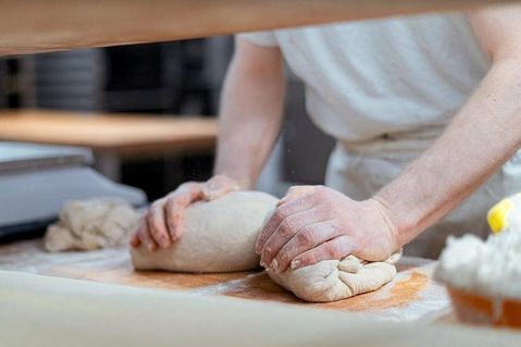 Echte Handarbeit: Die backfrischen Brote und Brötchen haben größtenteils sehr gut abgeschnitten bei der diesjährigen Brotprüfung.
