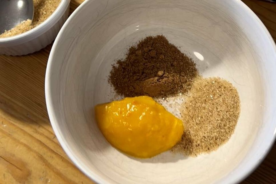 2. Schritt: 1 TL Pumpkin Spice, 1 TL  brauner Zucker (oder Agavendicksaft) und 1 EL Kürbispüree vermischen.