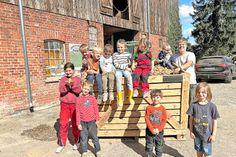 So sieht es aus, wenn ein Ernte-Trupp mit der Ausbeute rundum zufrieden ist. Es hat schon Traditon, dass die Kinder der Sarauer „Schatzkiste“ auf Hof Schumacher in Hassendorf auf dem Feld anpacken und erleben können, wie und wo die Kartoffeln wachsen. Dass sie die Ausbeute mit nach Hause nehmen dürfen, ist ein willkommener Nebeneffekt.