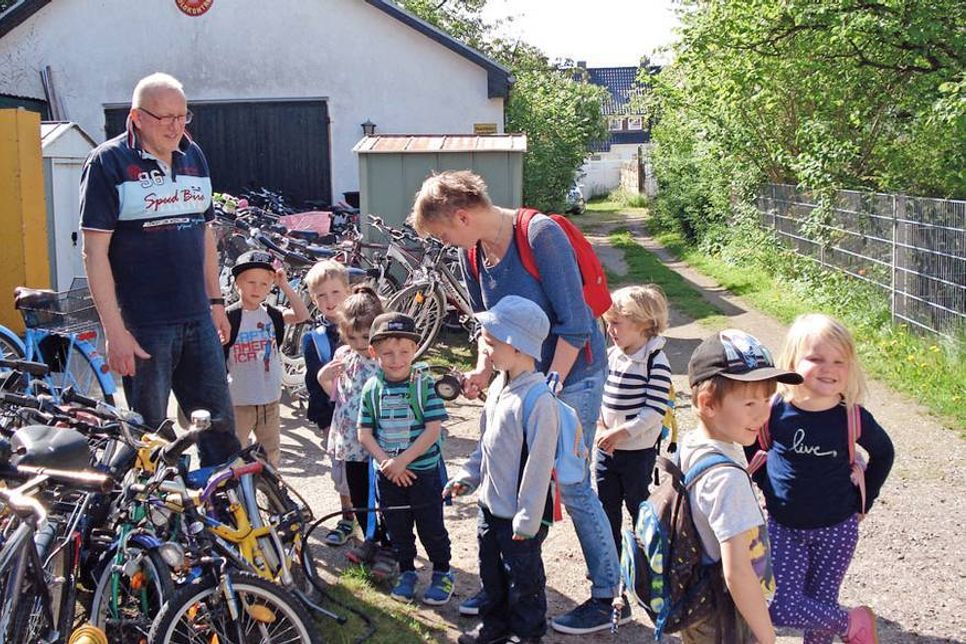 Der evangelische Kindergarten Niendorf/Ostsee besuchte das Niendorfer Fahrradfachgeschäft und die Kinder waren begeistert von der Vielfalt, die dort angeboten wird. (Foto: hfr)