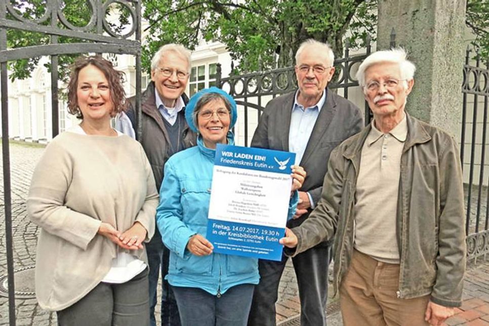 Erwarten wieder – wie vor der letzten Bundestagswahl – reges Besucher-Interesse zur Kandidaten-Befragung (v.l.): Beate Sieweke (Kreisbibliothek) sowie Lutz Tamchina, Sylvia Zanella, Andreas Schulze Sellschopp und Peter Bethke vom Friedenskreis Eutin.