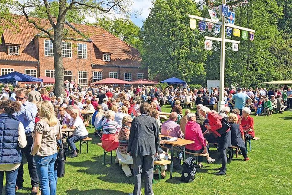 Alljährlich lockt die Festveranstaltung am 1. Mai zahlreiche Besucher in den Herrengarten. (Foto: Veranstalter)