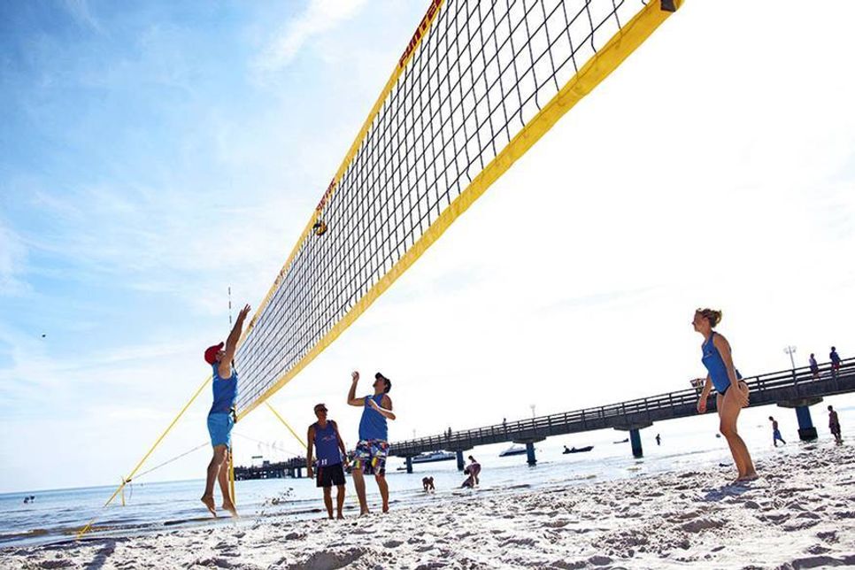 Sport &amp; Action an der Lübecker Bucht: Urlaubsspaß für jugendliche Urlaubsgäste, ob beim Beachsoccer oder Beachvolleyball (siehe Foto). Foto: TALB