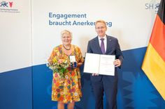 Ministerpräsident Daniel Günther überreichte die hohe Auszeichnung an Brigitte Maas.