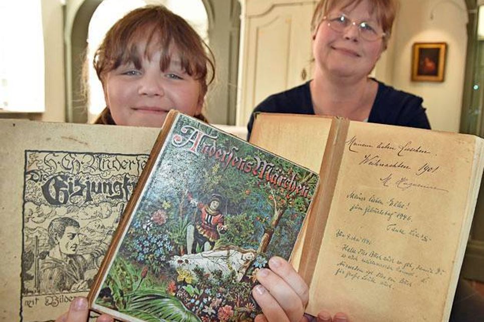 Petra Grosche und Tochter Neele präsentieren aus ihrer „Familienschatzkiste“ alte Märchenbücher.