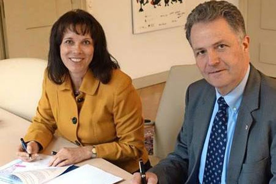 Die Plöner Landrätin Stephanie Ladwig und Jan Peter Schröder, Landrat des Kreises Segeberg unterzeichneten einen neuen Verkehrsvertrag mit den Verkehrsbetrieben Kreis Plön.