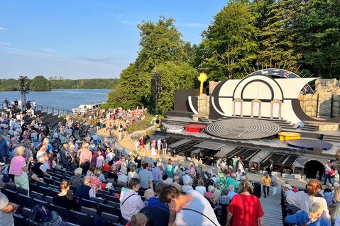 2025 wurde unter anderem "Die Zauberflöte" auf der Seebühne in Eutin aufgeführt.