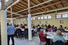 Viele nutzten die Gelegenheit, alte Bekannte wiederzutreffen, gemeinsam in Erinnerungen zu schwelgen und neue Kontakte zu knüpfen.