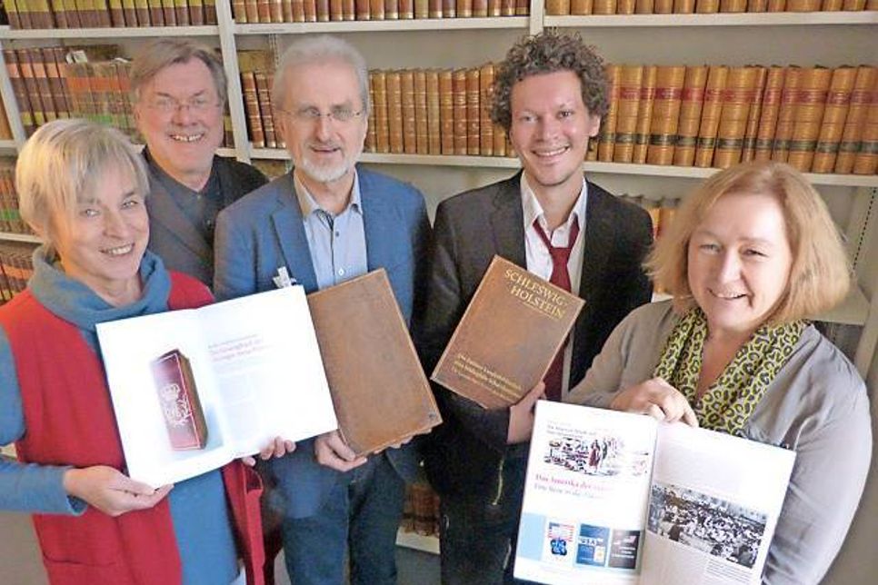 Das Team der Landesbibliothek mit den Herausgebern Gern und Kristof Warda.