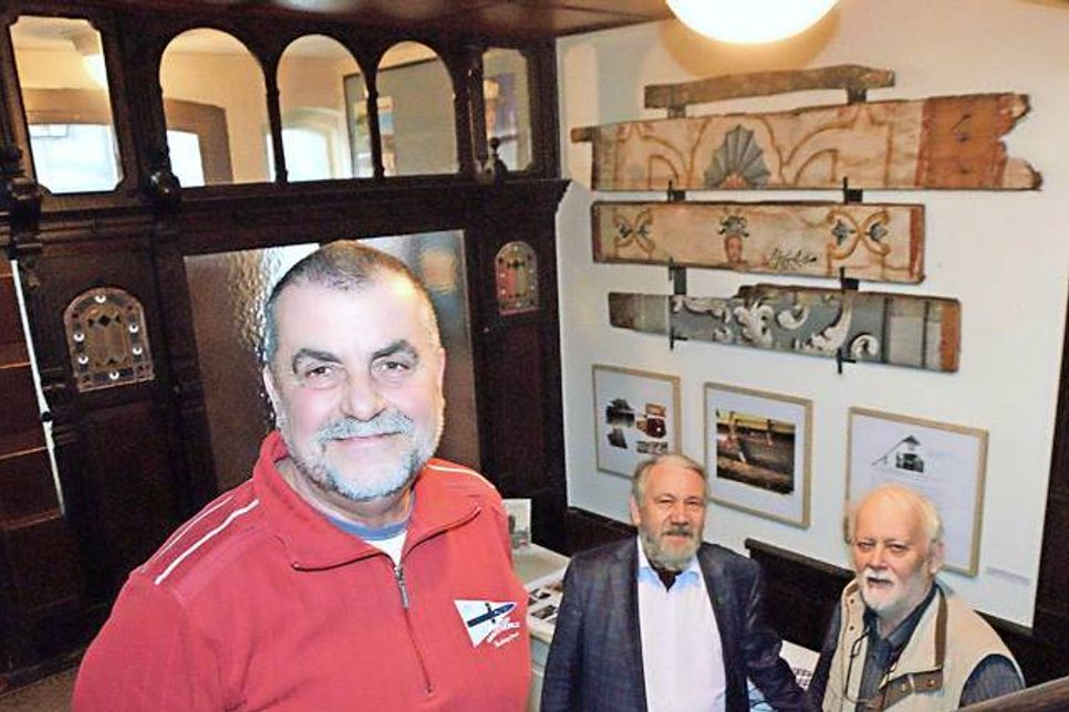 Klaus Schöllhorn, Volker Liebig und Dirk Reimers präsentieren die neuen Exponate des Heimatmuseums aus dem abgerissenen Haus am Markt 9.