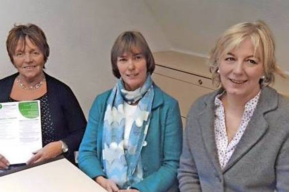 v.l.: KVHS Vorsitzende Monika Vogt, Beisitzerin Bodil Lund (VHS Lütjenburg) und die neu gewählte Beisitzerin Dr. Ute Klünder, Akademie am See, Koppelsberg Plön.