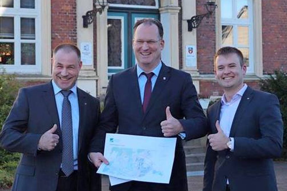 Es geht los! Sven Geiger, Regionalmanager SH, (links) und Tjark Hartmann, Projektleiter Preetz, (rechts) von der Deutschen Glasfaser freuen sich mit Bürgermeister Björn Demmin über den Ausbau des Glasfasernetzes im Nordosten von Preetz.