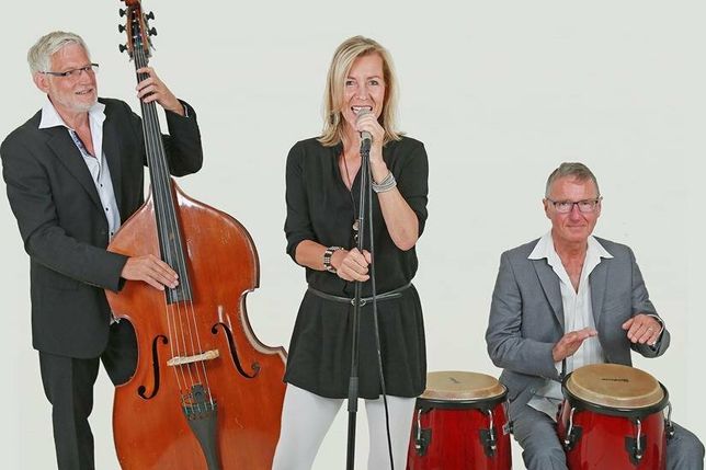 Eine Sängerin, ein Bassist, ein Percussionist und eine Vielzahl an Erfahrungen aus verschiedenen musikalischen Genres: Das ist das Trio „Susan Feel Good“, das von 19 bis 21 Uhr im Café Grün auftritt.