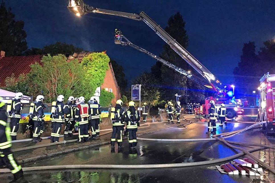 Über 100 Feuerwehrleute waren in der Nacht zum 28. Juli beim Dachstuhl-Brand in einem Strandkorb-Outlet in Hemmelsdorf im Einsatz. (Foto: Feuerwehr)