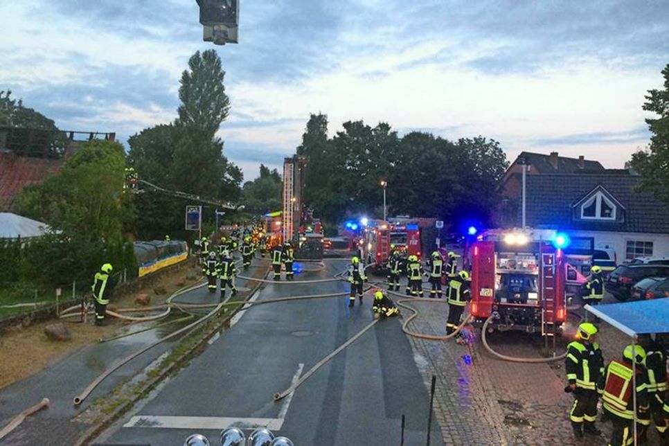 Über 100 Feuerwehrleute waren in der Nacht zum 28. Juli beim Dachstuhl-Brand in einem Strandkorb-Outlet in Hemmelsdorf im Einsatz. (Foto: Feuerwehr)