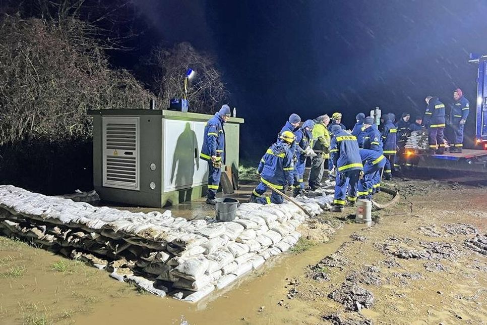 Am 3. Januar mussten die Aktiven des Preetzer THW in Belau eine Trafostation mit Sandsäcken vor der Überflutung schützen.