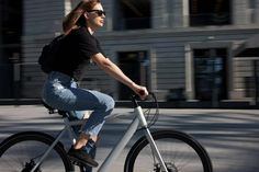 Die steigende Popularität des E-Bikes, des motorisierten Bruders des Fahrrads, hat eine neue Dynamik in die Zweirad-Welt gebracht.