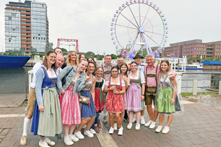 Das Brauhaus-Team steht bereit – stilecht in Tracht.