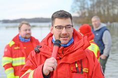 Lukas Wulf begrüßte zahlreiche Wasserfreunde an der Bosauer Badestelle zum Anbaden.