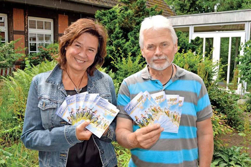 Stellten jetzt gemeinsam das Programm des diesjährigen Ferienpasses vor: Ratekaus Gemeindepfleger Ines Fellner und Fred Schröder.  (Foto: Setje-Eilers)
