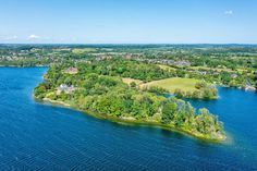 Aufgrund einer Baumerkrankung muss das auf der Landzunge liegende Waldstück (rechts im Bild) bei der Jugendherberge Bad Malente gerodet und wieder aufgeforstet werden. Dies wird nach forstwirtschaftlichen und ökologischen Standards umgesetzt.