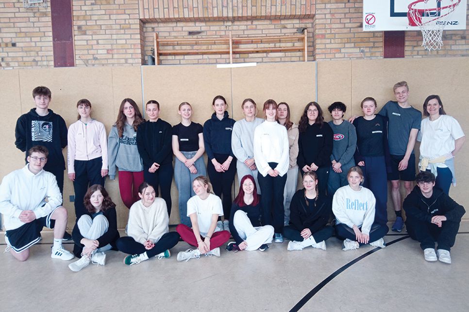 Die Klasse 11a der Cesar-Klein-Schule Ratekau um Sportlehrerin Anna Fränze agierten beim „MOBAK“-Testlauf als Riegenführer.