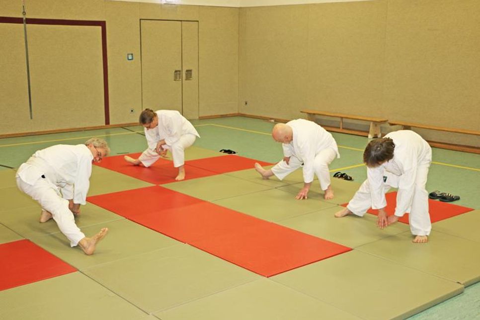 Jede Aikido-Trainingseinheit beginnt mit Meditations-, Atem- und Dehnübungen, die keine besonderen Vorkenntnisse erfordern. Man hilft sich gegenseitig und lernt, den Alltagsstress abzubauen.