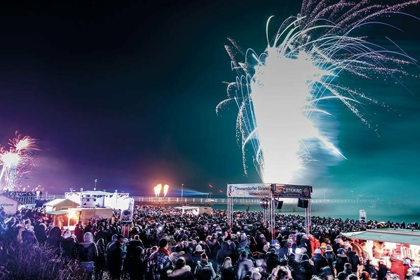 Zentrale Party mit Feuerwerk: „Silvester on the Beach“ in Timmendorfer  Strand - Tdf. Strand - der reporter