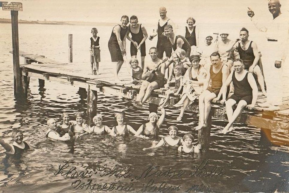 Badespaß vor rund 100 Jahren in der Badeanstalt von Laboe, im Sommer 1924.