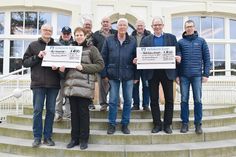 Jeweils 10.000 Euro überreichte der Lions Club Lübecker Bucht an Dr. Simone von Sengbusch vom Förderverein der MDSH e.V. (vorne 2.v.li.) sowie an Martin Liegmann (2.v.re.) und Henning Reimann (re.), Geschäftsführer des Kinderschutzbundes Ostholstein.