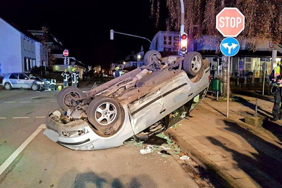 Vorfahrt missachtet: Auto überschlägt sich in Timmendorfer Strand und bleibt auf dem Dach liegen. (Foto: Feuerwehr Timmendorfer Strand)