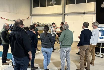 Die Bundeswehrärzte Dr. David Haf und Dr. Clemens Bopp demonstrieren die Anlage eines sogenannten „Tourniquets“ (Abbindsystem) zur Blutstillung bei schweren Extremitätenverletzungen.