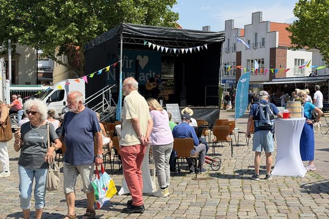 Neben Matjes und Melonen sorgte auch Live-Musik für sommerliche Stimmung beim 135. Geburtstag des Neustädter Wochenmarktes.