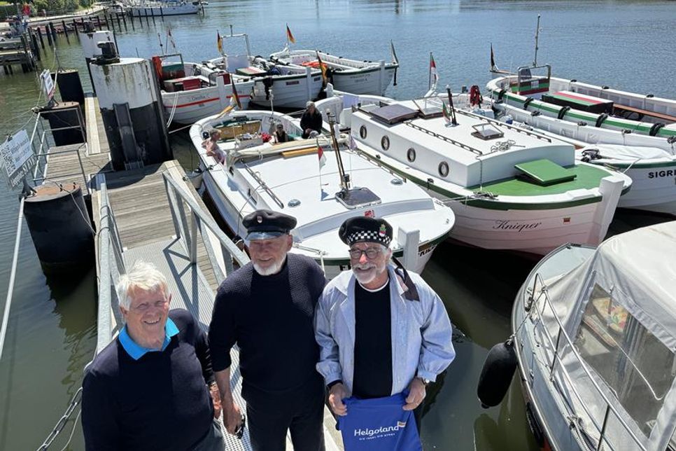 Die Börteboot-Kapitäne und Eigner Rudolf Mensendiek und Claus Reymers mit Birger Beeker im Neustädter Hafen (v. re.).