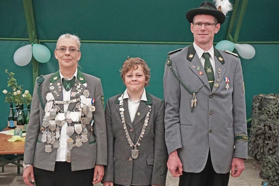 Schützenkönigin Britta Stender, Jugendkönig Linus Siebel, Vereinsvorsitzender Heiko Bausch