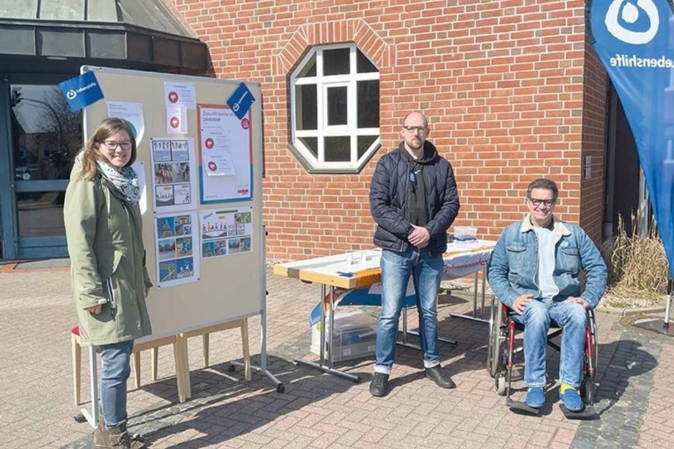 Am 5. Mai hat die Lebenshilfe ihren Infostand von 14 bis 16 Uhr vor dem Treffpunkt in der Lübecker Straße in Bad Schwartau und lädt zu einem Gewinnspiel mit Dosenwerfen ein: Karen Hellmann, Christian Brandt und Sebastian Röhl (alle Lebenshilfe Ostholstein).