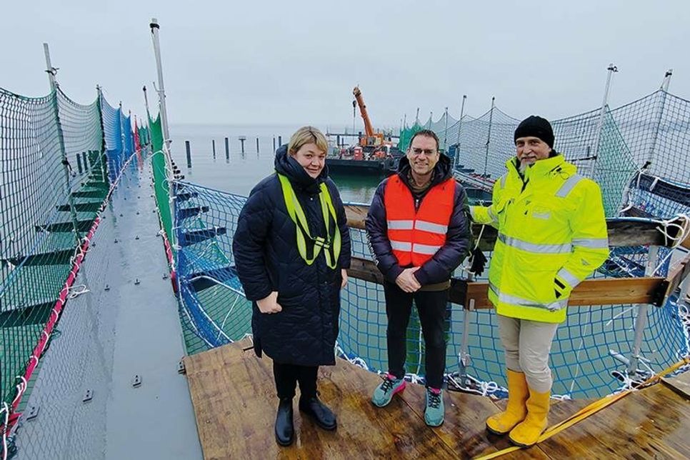 Gesine Muus, Werkleiterin des Kurbetriebes, Dipl.-Ing. Michael Hasselberg (Mitte) und Bauleiter Sebastian Stoll auf der Baustelle der neuen Seebrücke von Timmendorfer Strand.