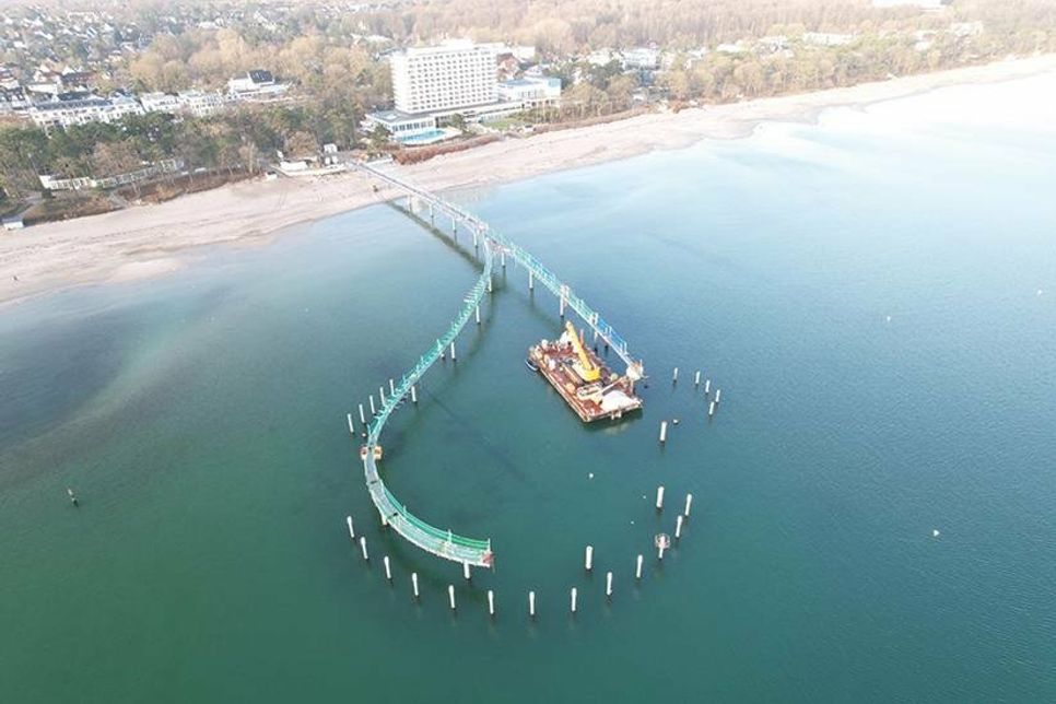 Der Lückenschluss im Rundlauf der 430 Meter neuen Seebrücke vor Timmendorfer Strand soll im April vollzogen sein.