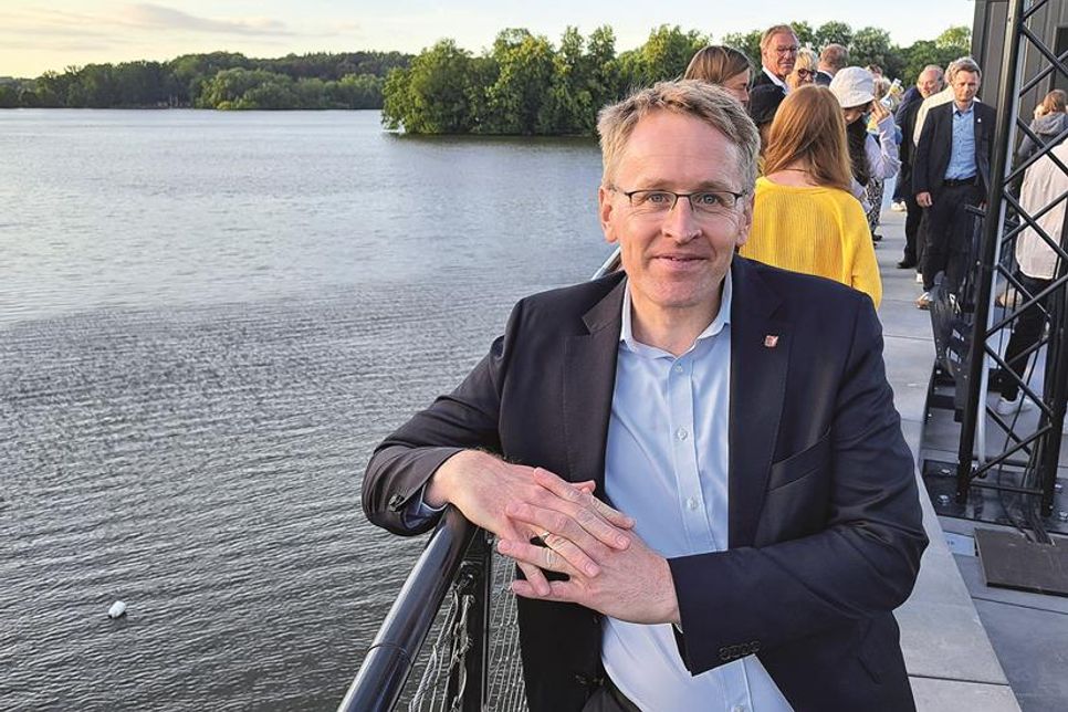 Ministerpräsident Daniel Günther genießt am „Beltwalk“ den Ausblick auf den Großen Eutiner See.