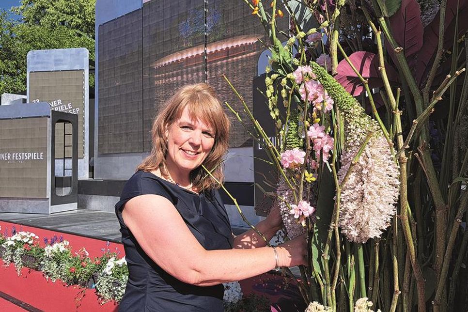 Floristin Katja Damlos hat noch kurz vor Beginn den Blumenschmuck zurechtgemacht. „Die Tribüne ist total gelungen. Ich freue mich für Eutin und die Wirtschaft, für die die Festspiele extrem wichtig sind“, betont sie.