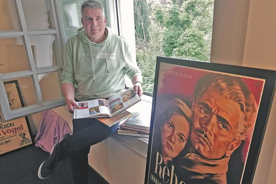 Aufbaupause in der Kreisbibliothek: Am Sonnabend ist die Vernissage von „Hitch plakativ“, die Volker Graap derzeit vorbereitet. Das „Rebecca“-Plakat von 1951 kann dann in voller Schönheit bewundert werden