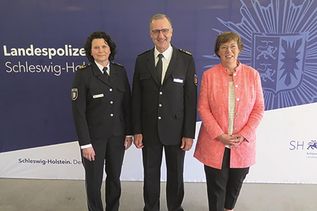 Innenministerin Sabine Sütterlin-Waack mit dem ausgeschiedenen Landespolizeidirektor Michael Wilksen und Dr. Maren Freyher, seiner Nachfolgerin an der Spitze der Landespolizei.