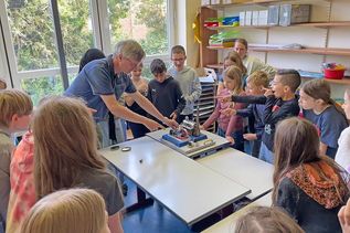 Björn Petersen erklärte den Kindern die Funktionsweise einer Dampfmaschine.