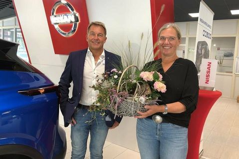 Anerkennung vom Chef: Inhaber Markus Hagen überreichte Ulrike Bock unter anderem ein dekoratives Blumenpräsent.