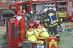 Vergangene Woche gab es eine Rettungsübung mit einem Unfallauto schon in Plön zu sehen. Es ist beeindruckend, was Feuerwehrleute alles wissen und können müssen.