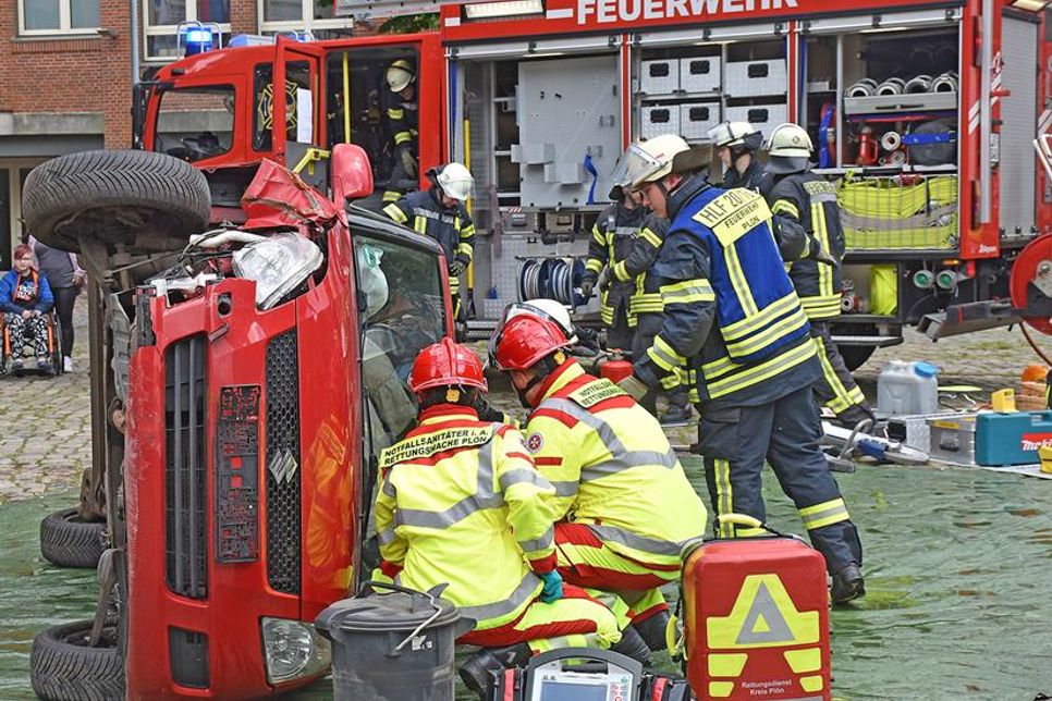 Vergangene Woche gab es eine Rettungsübung mit einem Unfallauto schon in Plön zu sehen. Es ist beeindruckend, was Feuerwehrleute alles wissen und können müssen.