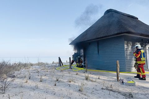 Feuer in einem reetgedeckten Toilettenhaus in Scharbeutz