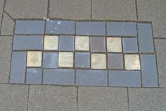 Sieben Stolpersteine erinnern an Familie Rosenblum in der Hoheluftstraße.